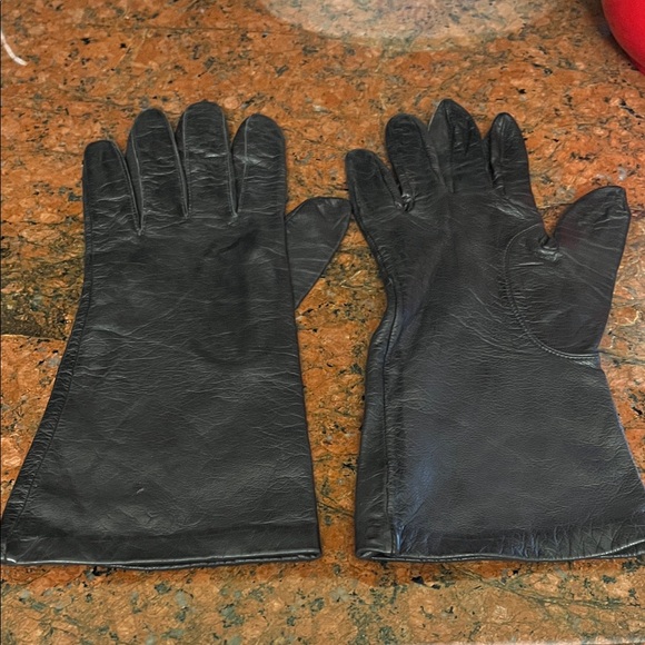 Vintage Black Genuine Leather Womens Gloves
By Aris - Picture 1 of 3